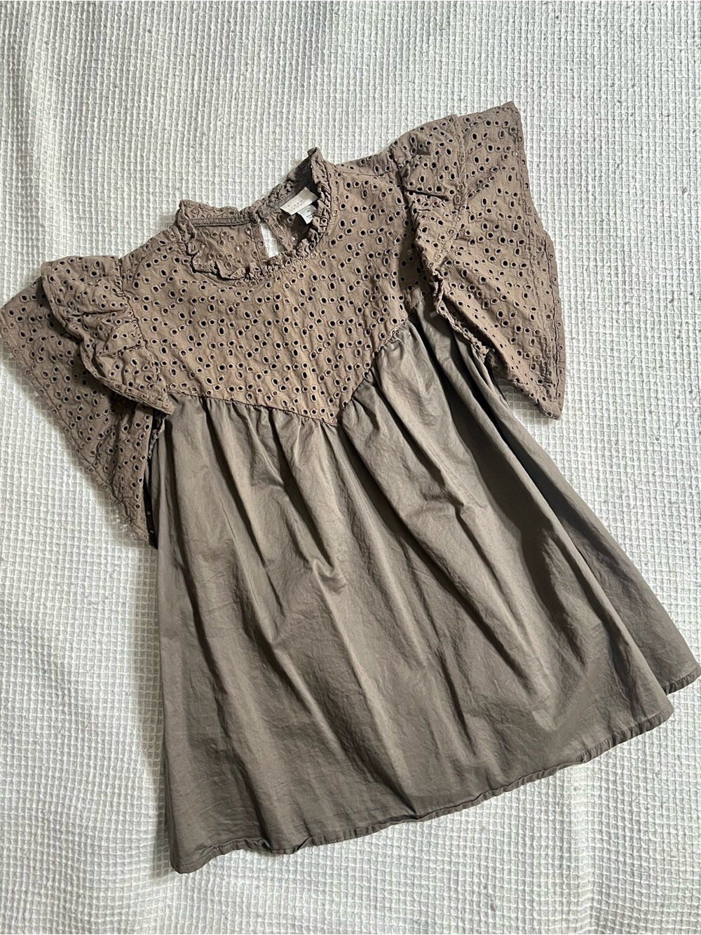 Women’s Ruffle Flutter Eyelet Top - Picture 3 of 3